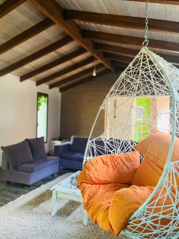 CASA EN ALQUILER COUNTRY CAUSANA DE 2 PLANTA, 3 DORMITORIOS CON VESTIDOR , PILETA Y QUINCHO.