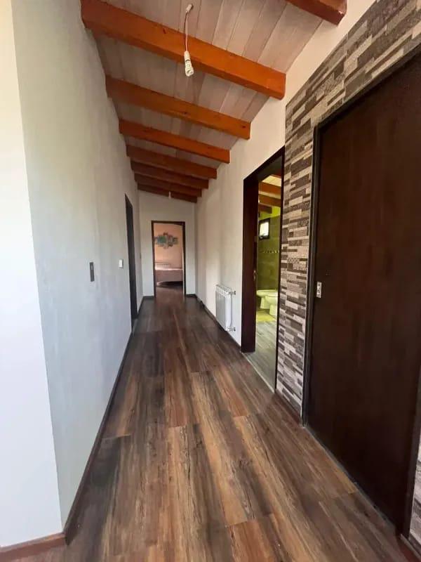 CASA EN ALQUILER COUNTRY CAUSANA DE 2 PLANTA, 3 DORMITORIOS CON VESTIDOR , PILETA Y QUINCHO.