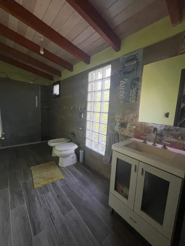 CASA EN ALQUILER COUNTRY CAUSANA DE 2 PLANTA, 3 DORMITORIOS CON VESTIDOR , PILETA Y QUINCHO.