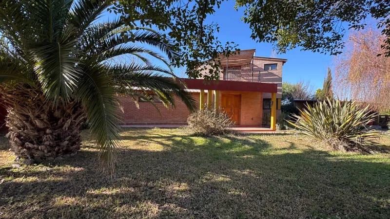 CASA EN ALQUILER COUNTRY CAUSANA DE 2 PLANTA, 3 DORMITORIOS CON VESTIDOR , PILETA Y QUINCHO.