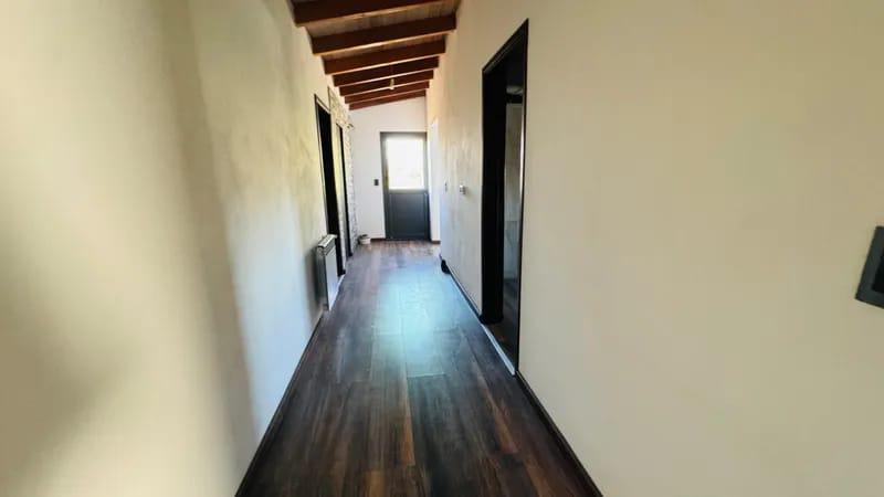 CASA EN ALQUILER COUNTRY CAUSANA DE 2 PLANTA, 3 DORMITORIOS CON VESTIDOR , PILETA Y QUINCHO.