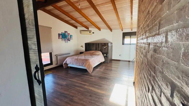 CASA EN ALQUILER COUNTRY CAUSANA DE 2 PLANTA, 3 DORMITORIOS CON VESTIDOR , PILETA Y QUINCHO.