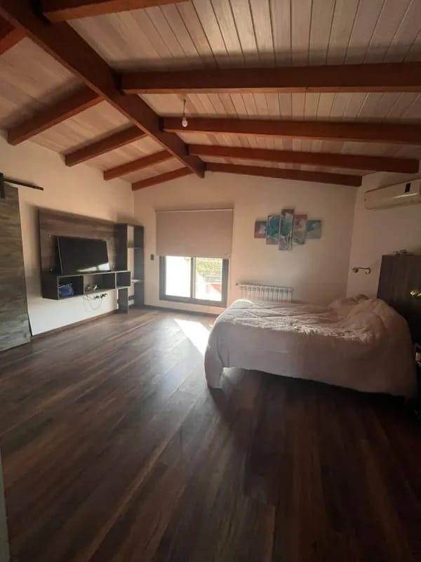 CASA EN ALQUILER COUNTRY CAUSANA DE 2 PLANTA, 3 DORMITORIOS CON VESTIDOR , PILETA Y QUINCHO.