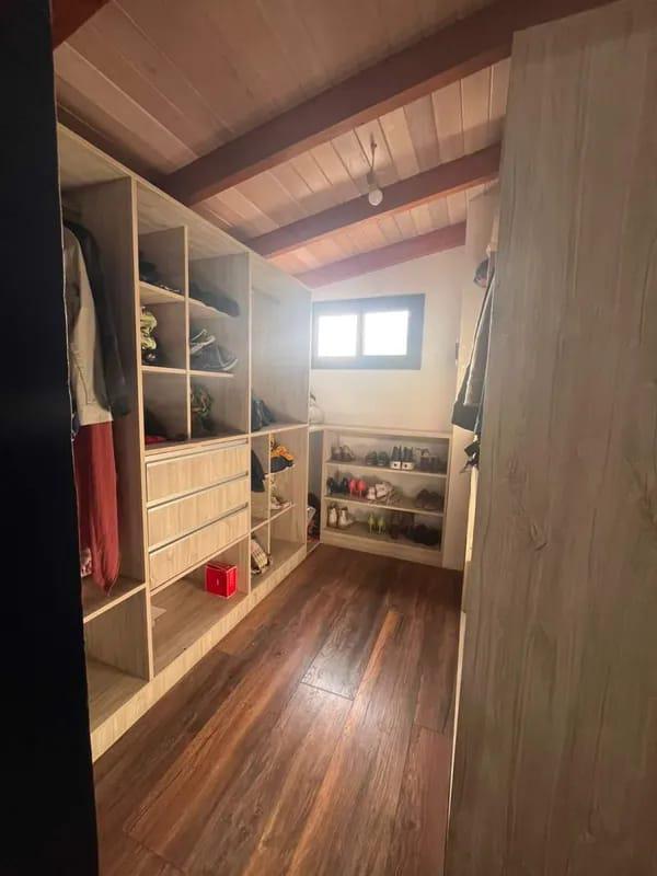 CASA EN ALQUILER COUNTRY CAUSANA DE 2 PLANTA, 3 DORMITORIOS CON VESTIDOR , PILETA Y QUINCHO.