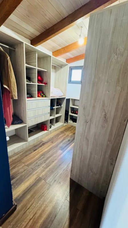 CASA EN ALQUILER COUNTRY CAUSANA DE 2 PLANTA, 3 DORMITORIOS CON VESTIDOR , PILETA Y QUINCHO.