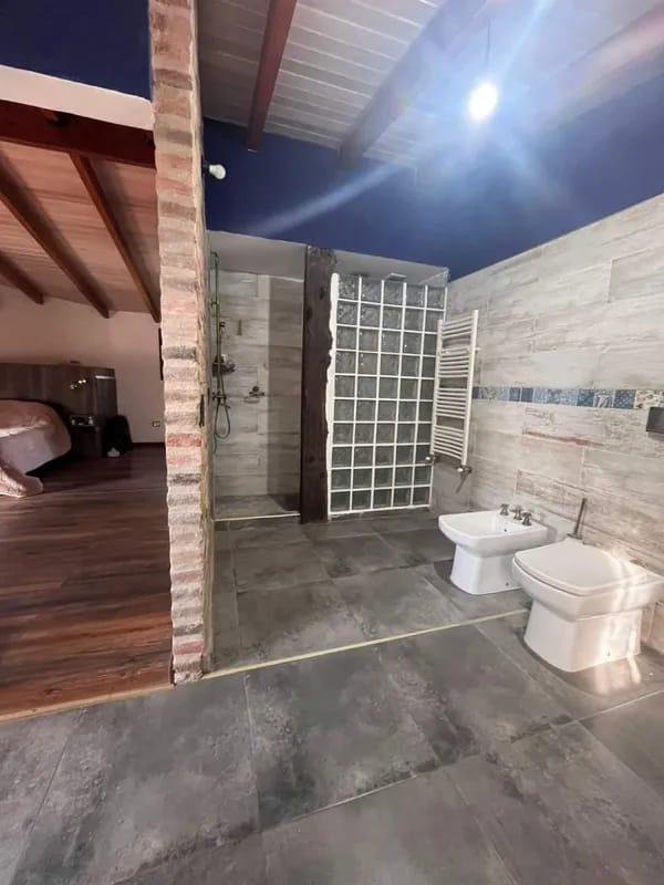 CASA EN ALQUILER COUNTRY CAUSANA DE 2 PLANTA, 3 DORMITORIOS CON VESTIDOR , PILETA Y QUINCHO.