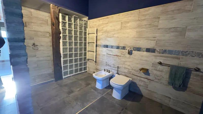 CASA EN ALQUILER COUNTRY CAUSANA DE 2 PLANTA, 3 DORMITORIOS CON VESTIDOR , PILETA Y QUINCHO.