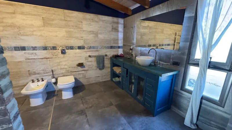 CASA EN ALQUILER COUNTRY CAUSANA DE 2 PLANTA, 3 DORMITORIOS CON VESTIDOR , PILETA Y QUINCHO.