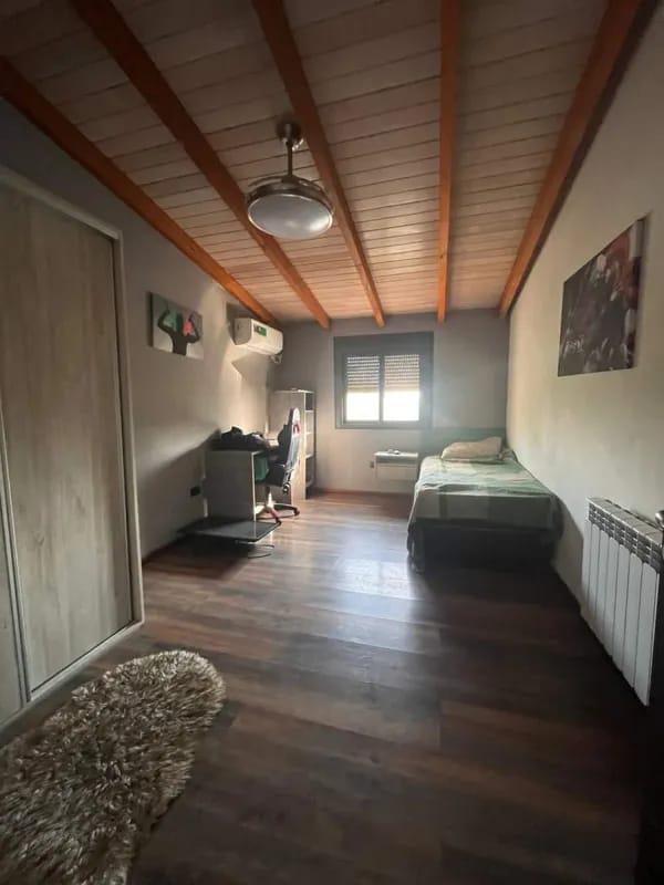 CASA EN ALQUILER COUNTRY CAUSANA DE 2 PLANTA, 3 DORMITORIOS CON VESTIDOR , PILETA Y QUINCHO.