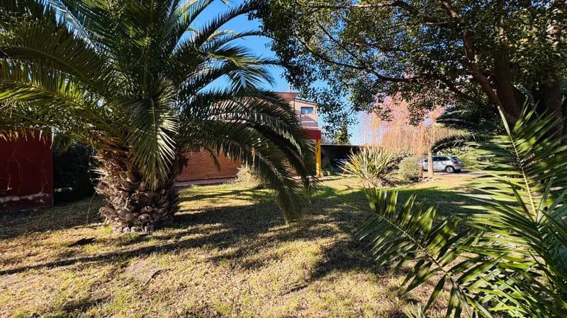 CASA EN ALQUILER COUNTRY CAUSANA DE 2 PLANTA, 3 DORMITORIOS CON VESTIDOR , PILETA Y QUINCHO.