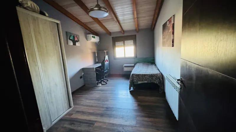 CASA EN ALQUILER COUNTRY CAUSANA DE 2 PLANTA, 3 DORMITORIOS CON VESTIDOR , PILETA Y QUINCHO.