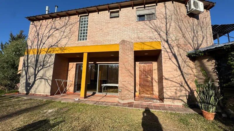 CASA EN ALQUILER COUNTRY CAUSANA DE 2 PLANTA, 3 DORMITORIOS CON VESTIDOR , PILETA Y QUINCHO.