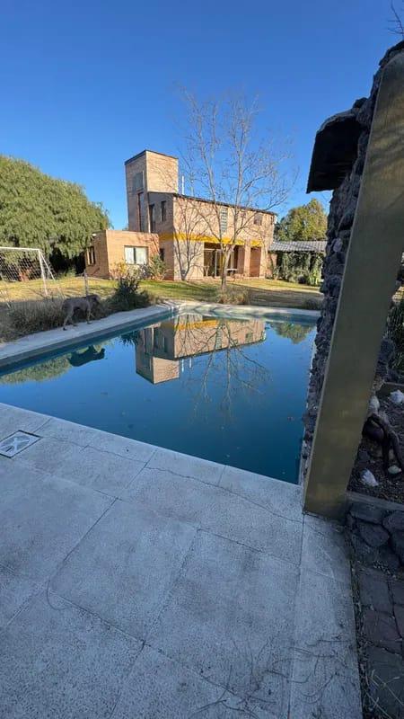 CASA EN ALQUILER COUNTRY CAUSANA DE 2 PLANTA, 3 DORMITORIOS CON VESTIDOR , PILETA Y QUINCHO.