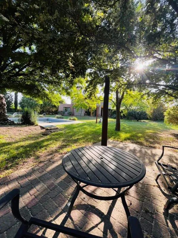 CASA EN ALQUILER COUNTRY CAUSANA DE 2 PLANTA, 3 DORMITORIOS CON VESTIDOR , PILETA Y QUINCHO.