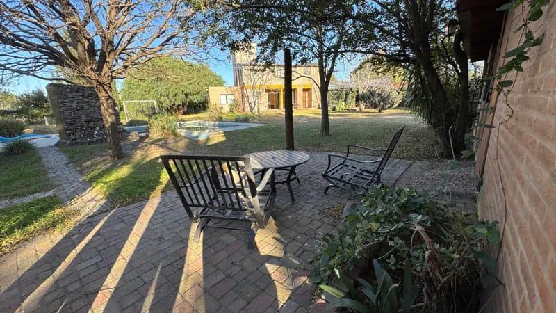 CASA EN ALQUILER COUNTRY CAUSANA DE 2 PLANTA, 3 DORMITORIOS CON VESTIDOR , PILETA Y QUINCHO.