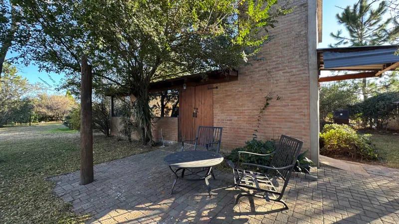 CASA EN ALQUILER COUNTRY CAUSANA DE 2 PLANTA, 3 DORMITORIOS CON VESTIDOR , PILETA Y QUINCHO.