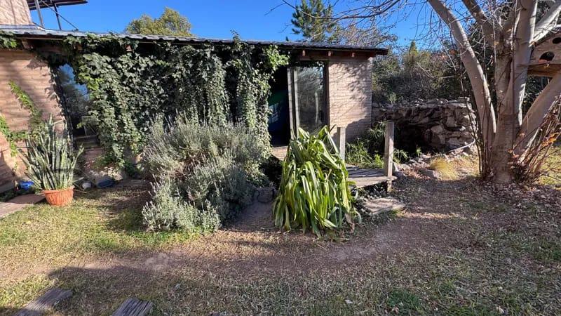 CASA EN ALQUILER COUNTRY CAUSANA DE 2 PLANTA, 3 DORMITORIOS CON VESTIDOR , PILETA Y QUINCHO.