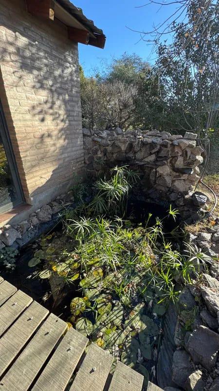 CASA EN ALQUILER COUNTRY CAUSANA DE 2 PLANTA, 3 DORMITORIOS CON VESTIDOR , PILETA Y QUINCHO.