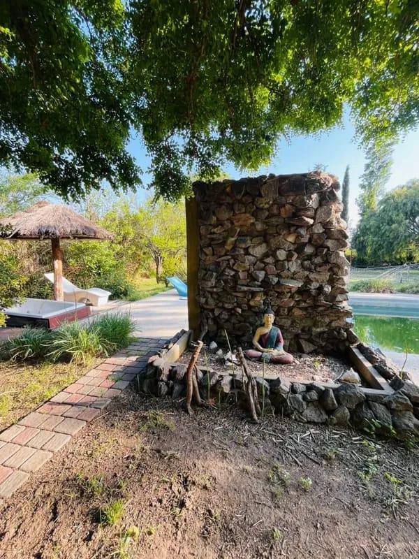 CASA EN ALQUILER COUNTRY CAUSANA DE 2 PLANTA, 3 DORMITORIOS CON VESTIDOR , PILETA Y QUINCHO.