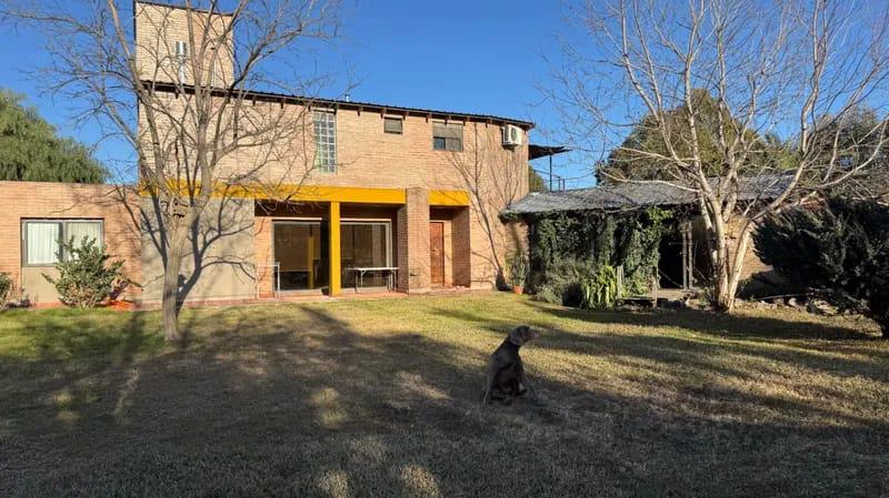 CASA EN ALQUILER COUNTRY CAUSANA DE 2 PLANTA, 3 DORMITORIOS CON VESTIDOR , PILETA Y QUINCHO.