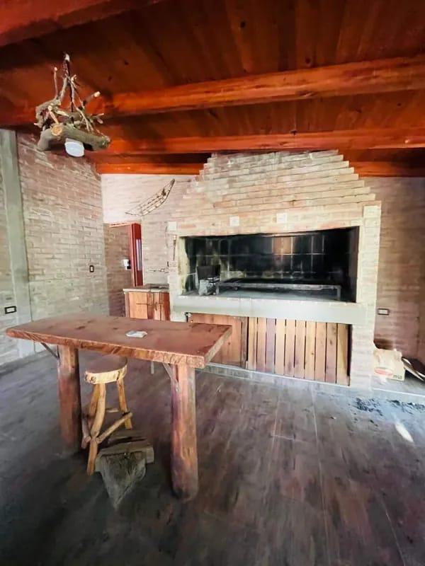 CASA EN ALQUILER COUNTRY CAUSANA DE 2 PLANTA, 3 DORMITORIOS CON VESTIDOR , PILETA Y QUINCHO.