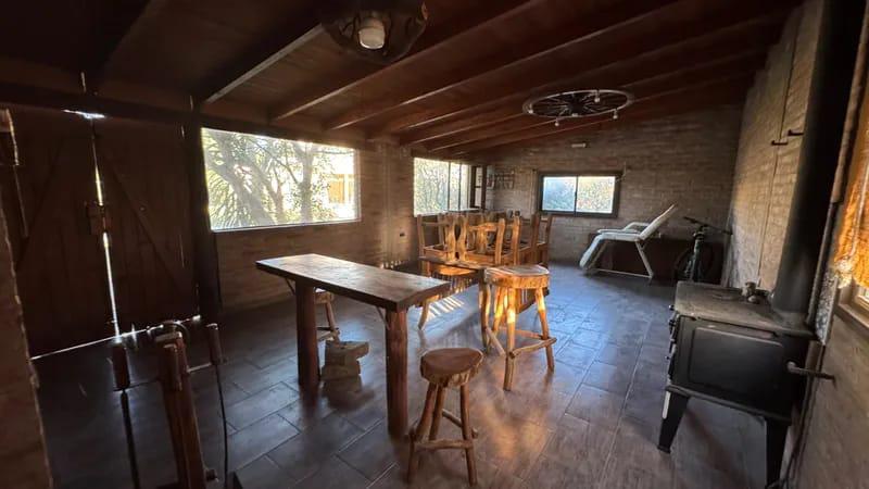 CASA EN ALQUILER COUNTRY CAUSANA DE 2 PLANTA, 3 DORMITORIOS CON VESTIDOR , PILETA Y QUINCHO.