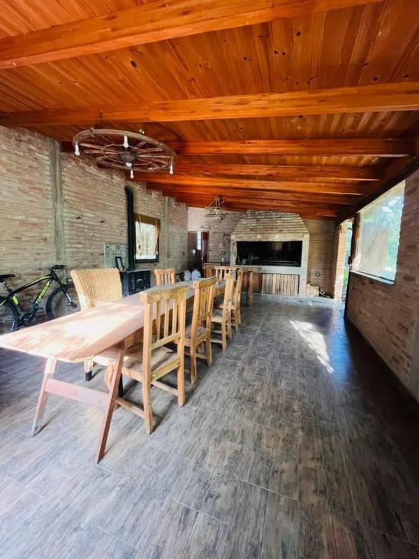 CASA EN ALQUILER COUNTRY CAUSANA DE 2 PLANTA, 3 DORMITORIOS CON VESTIDOR , PILETA Y QUINCHO.