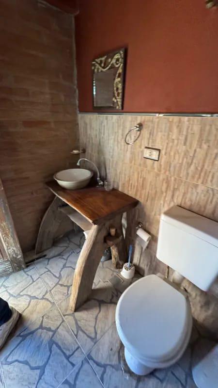 CASA EN ALQUILER COUNTRY CAUSANA DE 2 PLANTA, 3 DORMITORIOS CON VESTIDOR , PILETA Y QUINCHO.