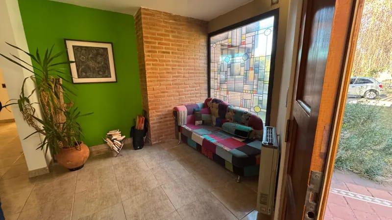 CASA EN ALQUILER COUNTRY CAUSANA DE 2 PLANTA, 3 DORMITORIOS CON VESTIDOR , PILETA Y QUINCHO.