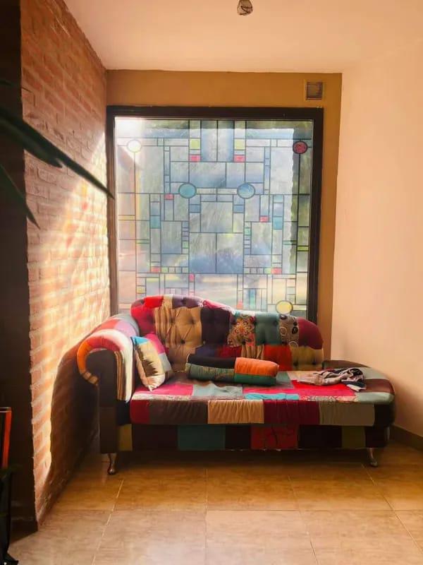 CASA EN ALQUILER COUNTRY CAUSANA DE 2 PLANTA, 3 DORMITORIOS CON VESTIDOR , PILETA Y QUINCHO.