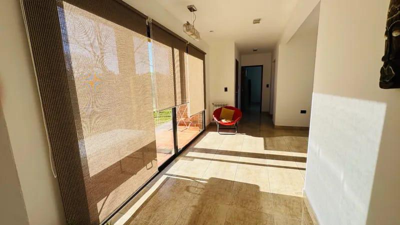 CASA EN ALQUILER COUNTRY CAUSANA DE 2 PLANTA, 3 DORMITORIOS CON VESTIDOR , PILETA Y QUINCHO.