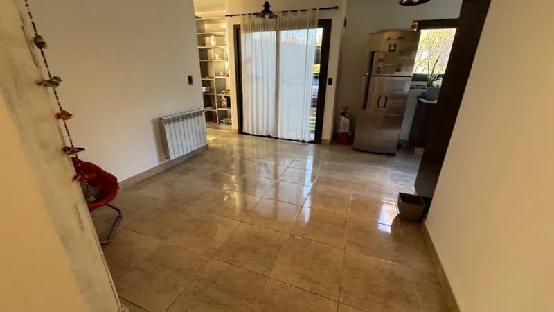 CASA EN ALQUILER COUNTRY CAUSANA DE 2 PLANTA, 3 DORMITORIOS CON VESTIDOR , PILETA Y QUINCHO.