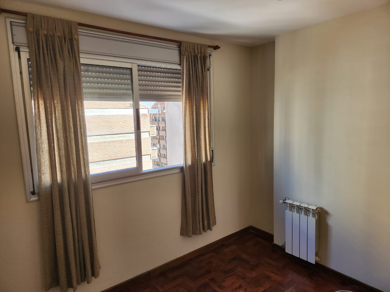 EXTERNO amplio 2 baños Piso Alto a metros Buen Pastor