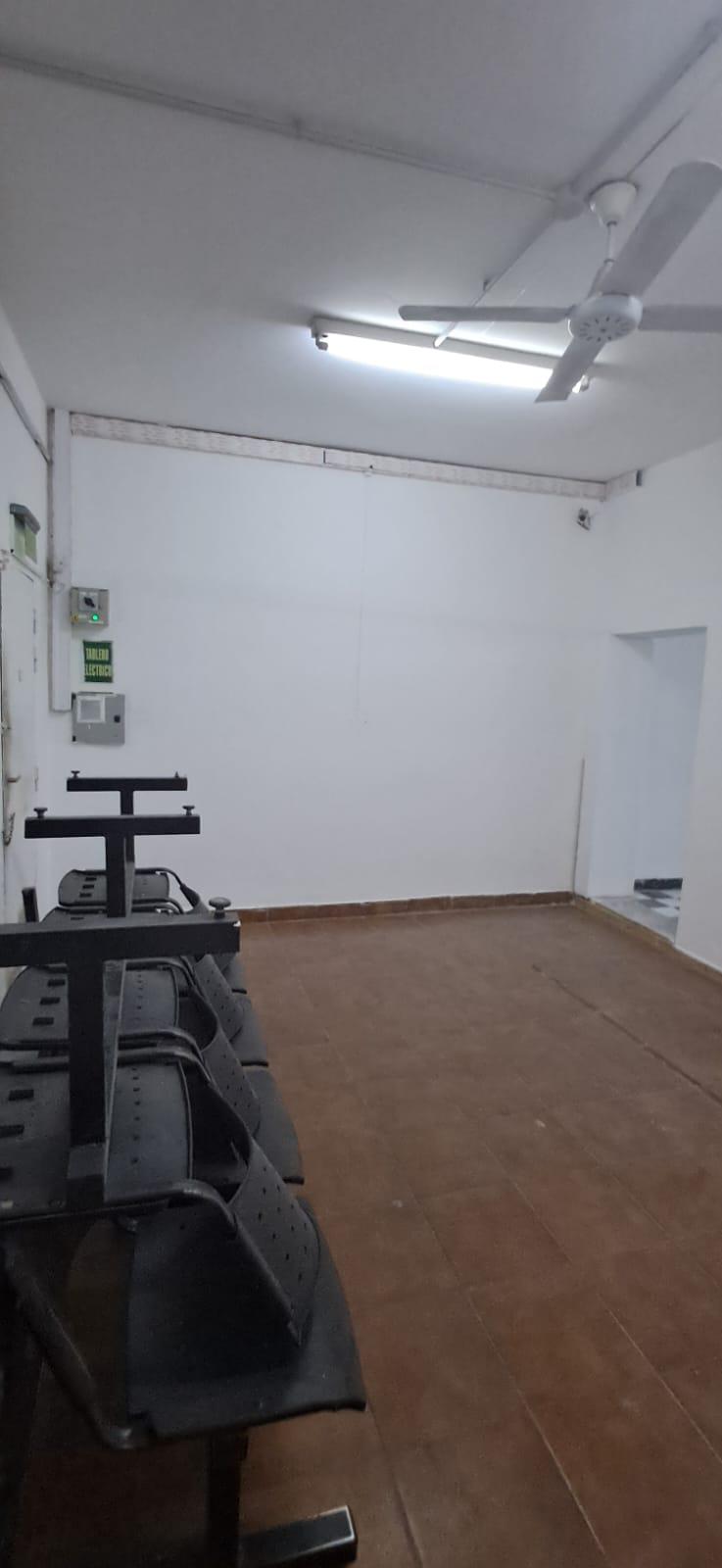 CENTRO: GENERAL ARTIGAS 370 CASI ESQUINA SAN JUAN LOCAL COEMRCIAL DE 70 M2