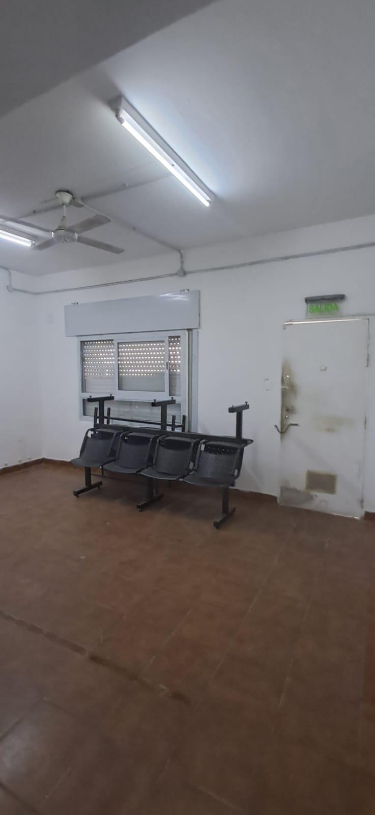 CENTRO: GENERAL ARTIGAS 370 CASI ESQUINA SAN JUAN LOCAL COEMRCIAL DE 70 M2