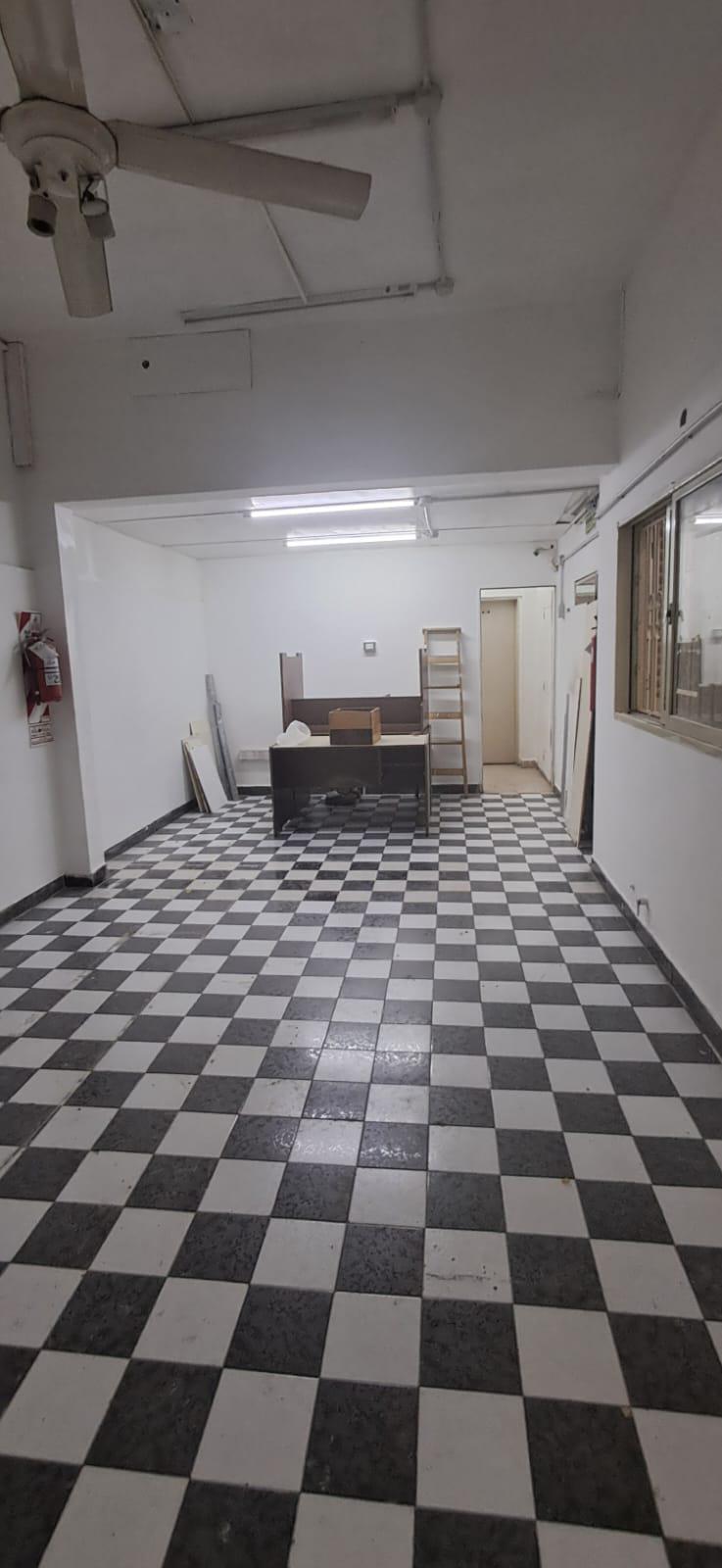 CENTRO: GENERAL ARTIGAS 370 CASI ESQUINA SAN JUAN LOCAL COEMRCIAL DE 70 M2