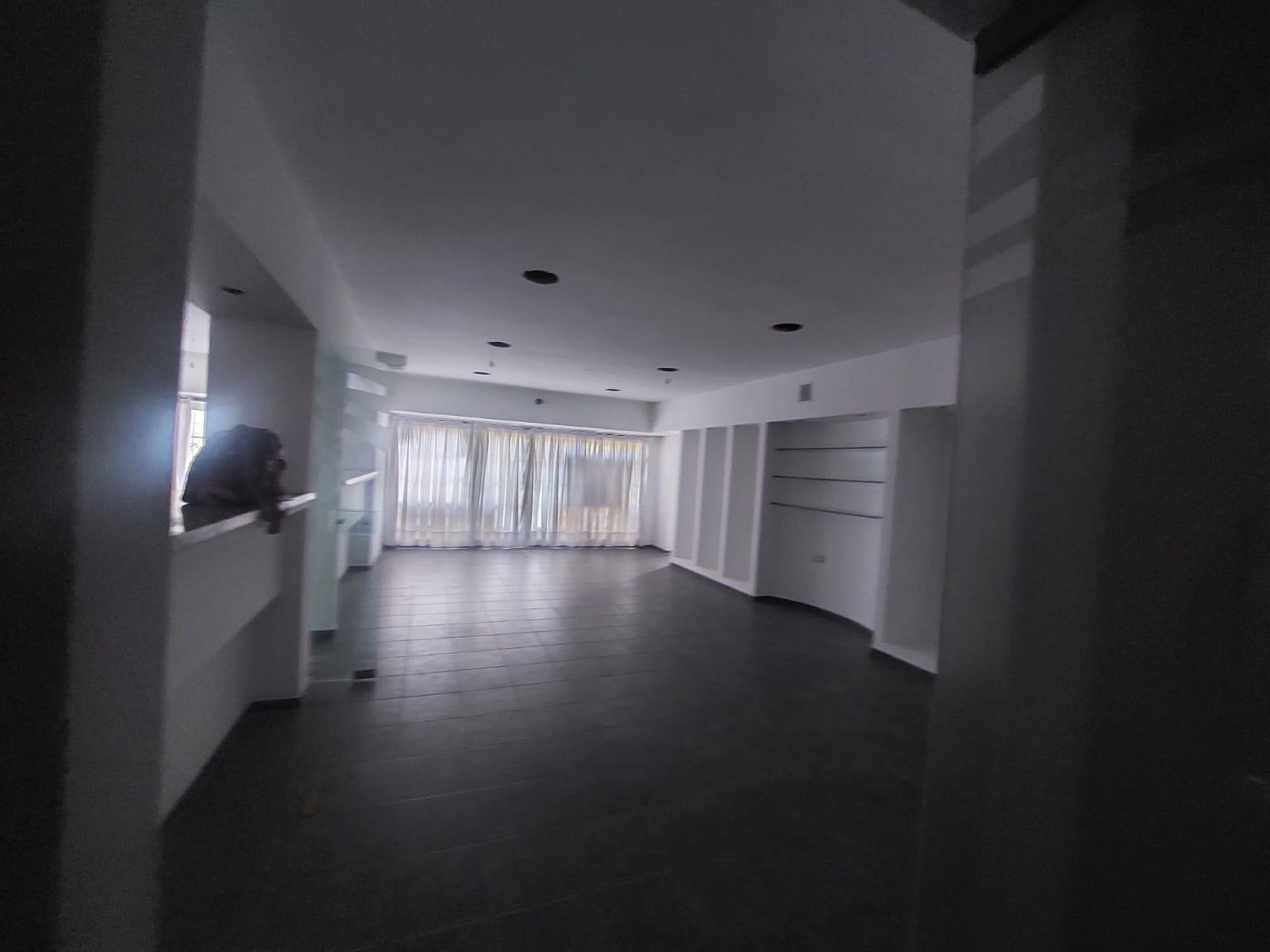 EXCELENTE LOCAL COMERCIAL EN ALQUILER CERRO DE LAS ROSAS