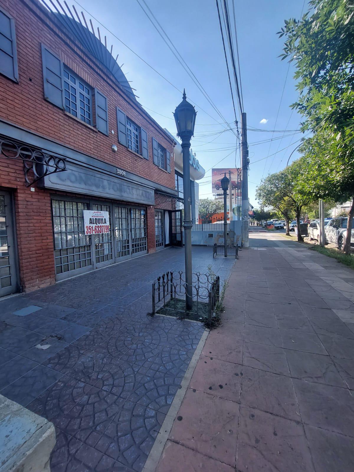 EXCELENTE LOCAL COMERCIAL EN ALQUILER CERRO DE LAS ROSAS