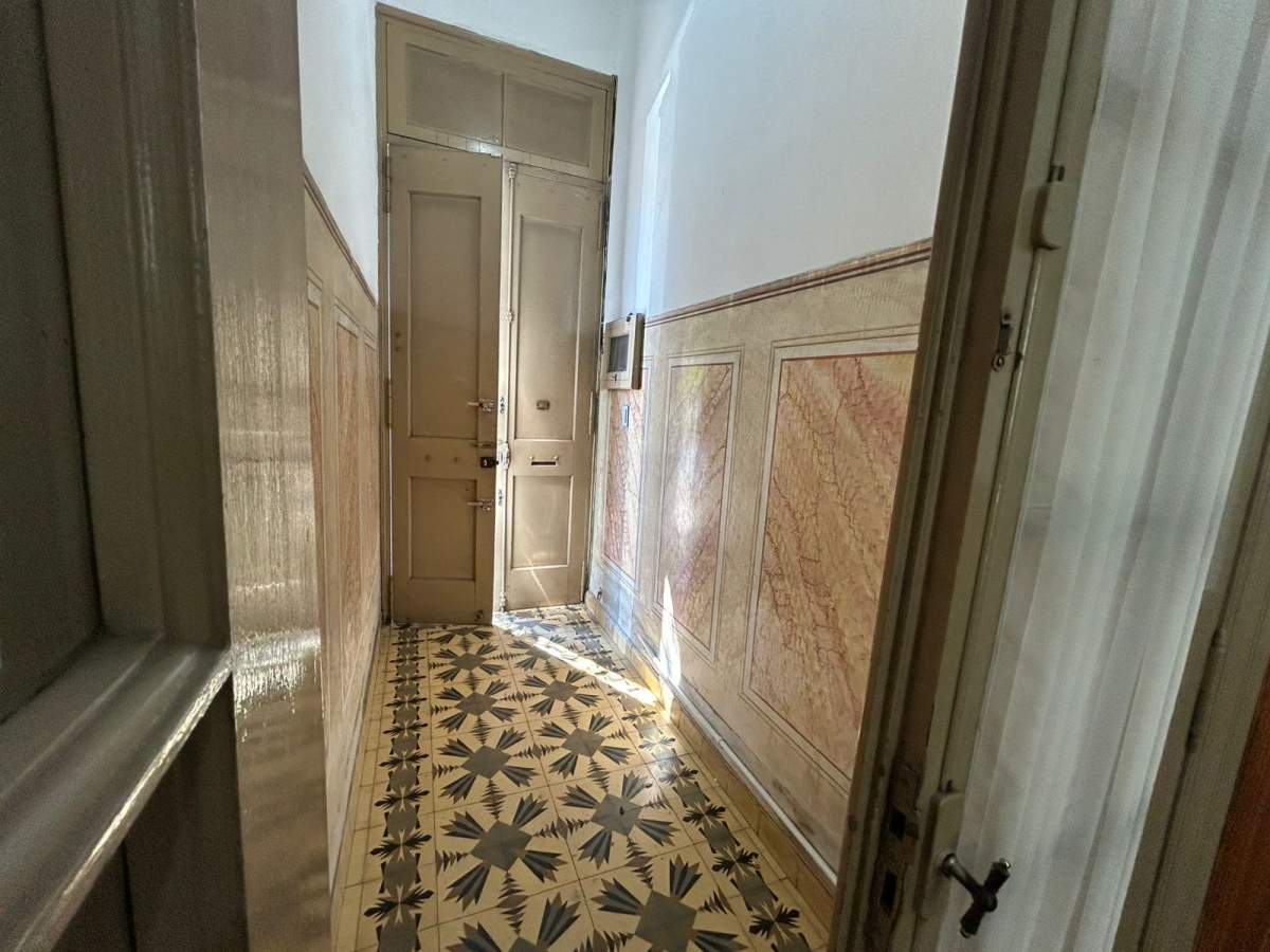 Casona amplia- Excelente ubicación- Frente a plaza Alem-- Fines Comerciales