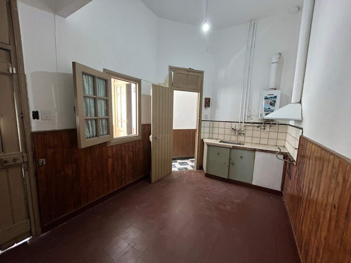 Casona amplia- Excelente ubicación- Frente a plaza Alem-- Fines Comerciales