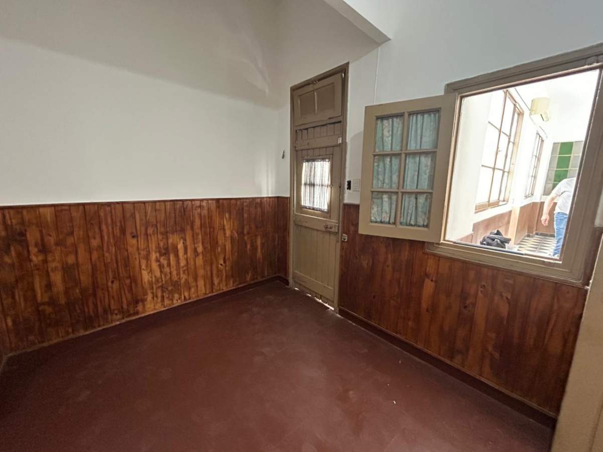 Casona amplia- Excelente ubicación- Frente a plaza Alem-- Fines Comerciales