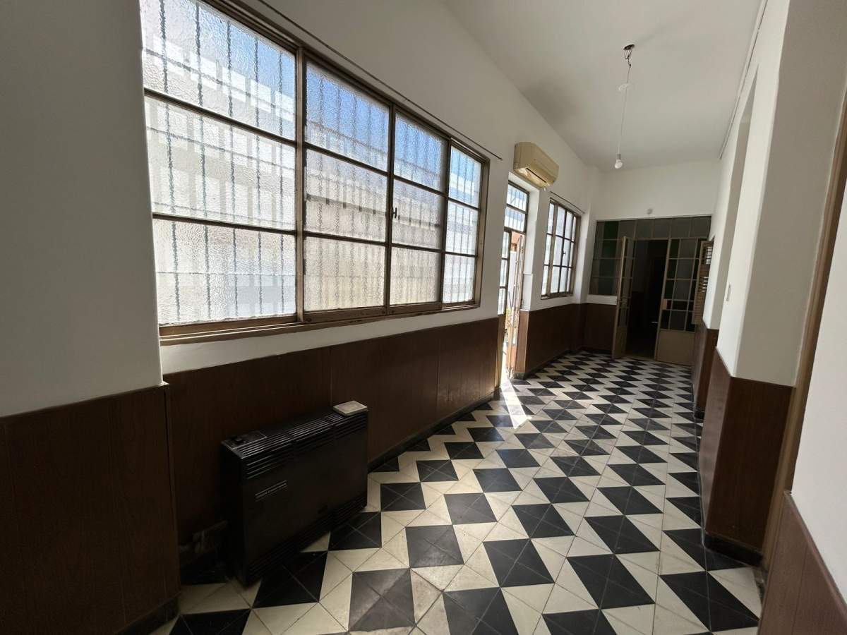 Casona amplia- Excelente ubicación- Frente a plaza Alem-- Fines Comerciales