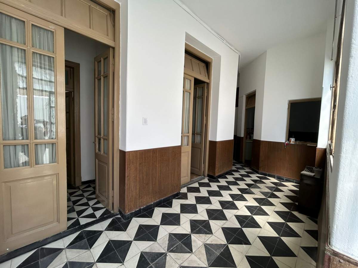 Casona amplia- Excelente ubicación- Frente a plaza Alem-- Fines Comerciales