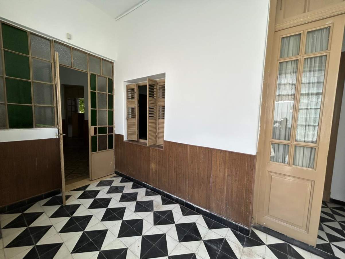 Casona amplia- Excelente ubicación- Frente a plaza Alem-- Fines Comerciales