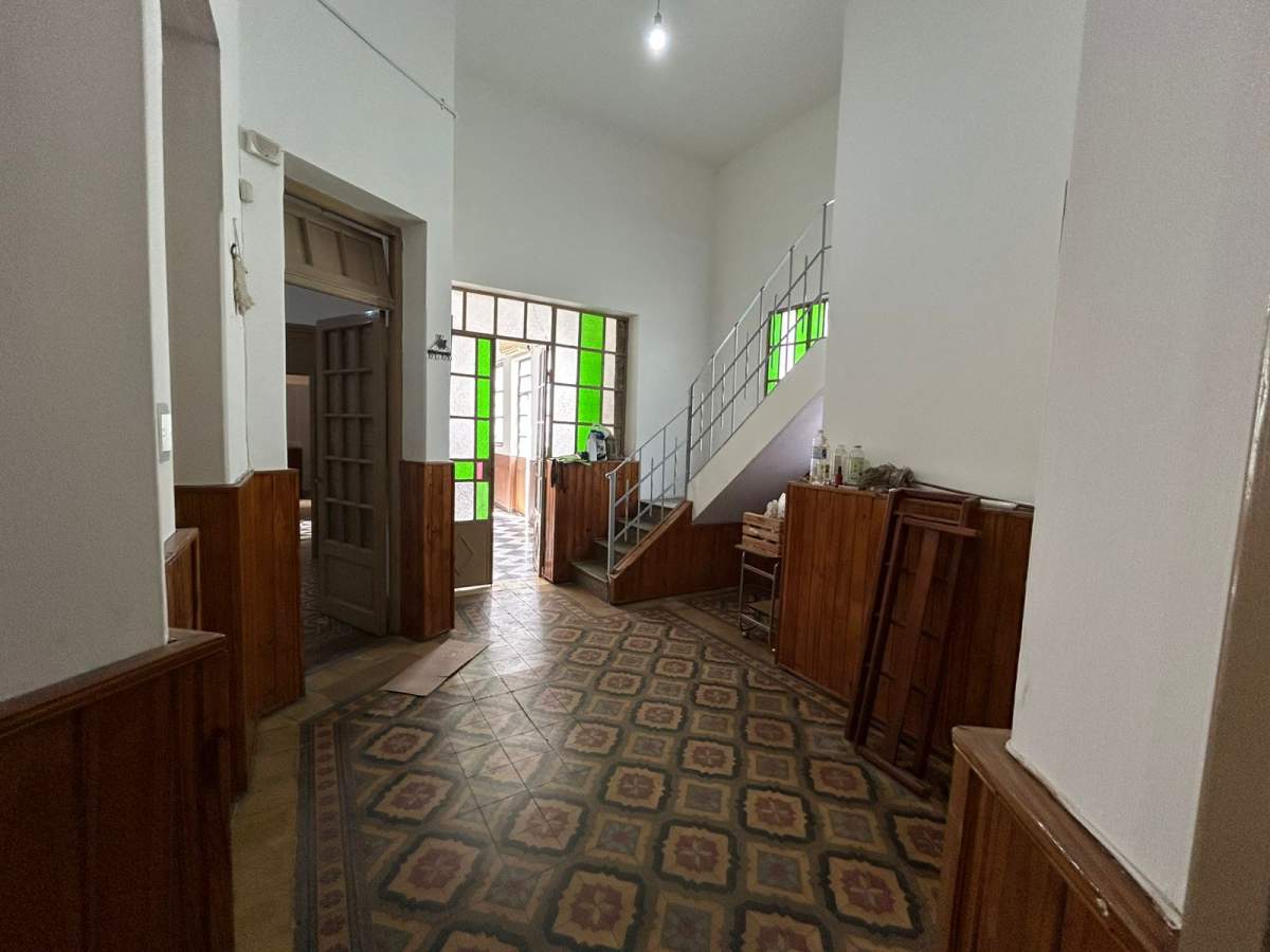 Casona amplia- Excelente ubicación- Frente a plaza Alem-- Fines Comerciales