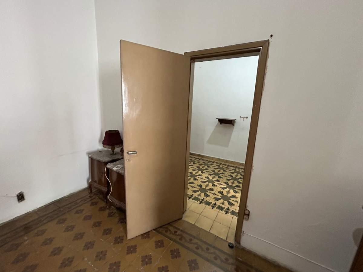 Casona amplia- Excelente ubicación- Frente a plaza Alem-- Fines Comerciales