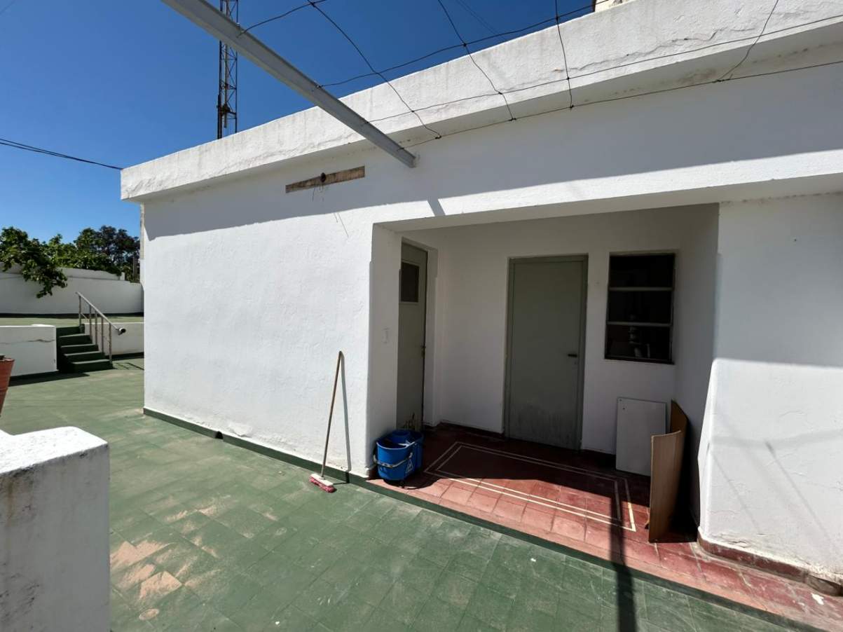 Casona amplia- Excelente ubicación- Frente a plaza Alem-- Fines Comerciales