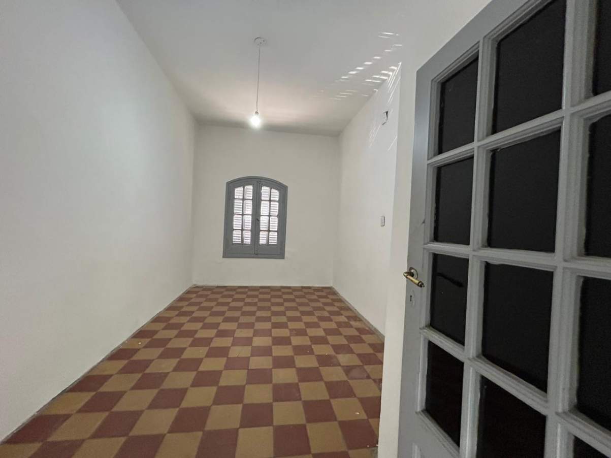 Casona amplia- Excelente ubicación- Frente a plaza Alem-- Fines Comerciales