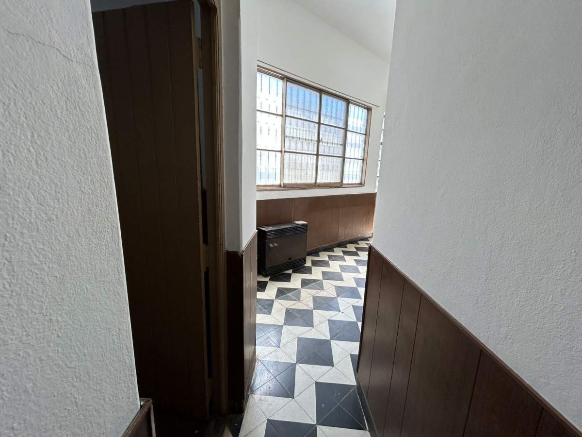 Casona amplia- Excelente ubicación- Frente a plaza Alem-- Fines Comerciales