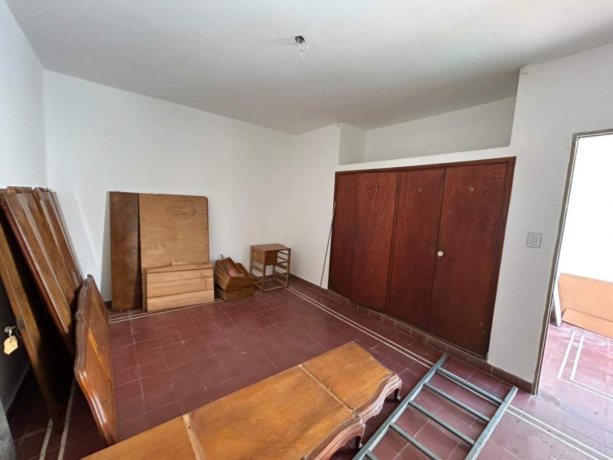 Casona amplia- Excelente ubicación- Frente a plaza Alem-- Fines Comerciales